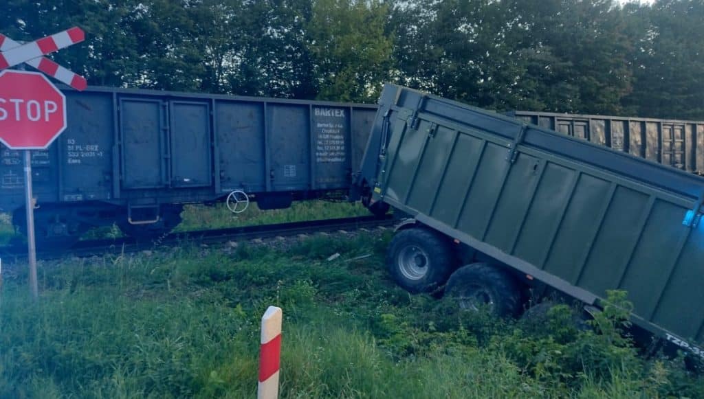 pociąg staranował przyczepę