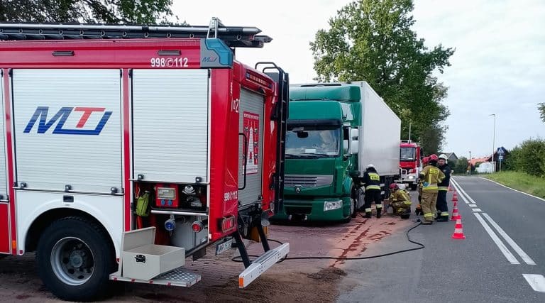 Wyciek paliwa z ciężarówki - strażacy zabezpieczyli drogę