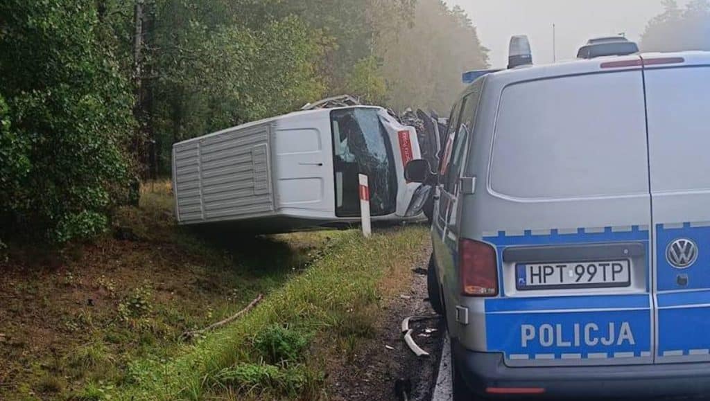 Wstrząsające zdjęcia z wypadku. Z osobówki wyrwało silnik i chłodnicę. - Karambol na krajówce, droga zablokowana. Jedna osoba trafiła do szpitala