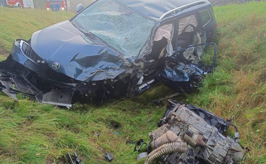 Wstrząsające zdjęcia z wypadku. Z osobówki wyrwało silnik i chłodnicę. - Karambol na krajówce, droga zablokowana. Jedna osoba trafiła do szpitala