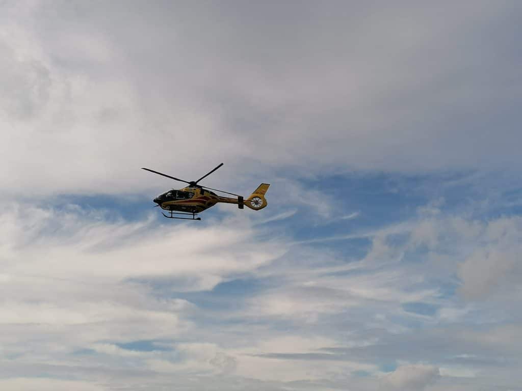 Śmigłowiec LPR w akcji. Mężczyzny nie udało się uratować. - Nie żyje pracownik modernizujący sieć energetyczną