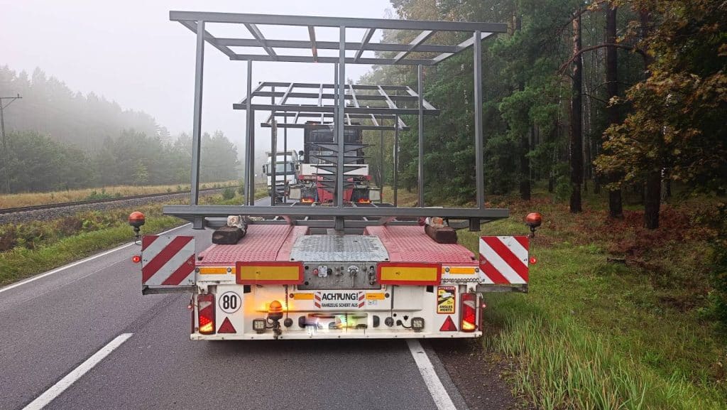 Wstrząsające zdjęcia z wypadku. Z osobówki wyrwało silnik i chłodnicę. - Karambol na krajówce, droga zablokowana. Jedna osoba trafiła do szpitala