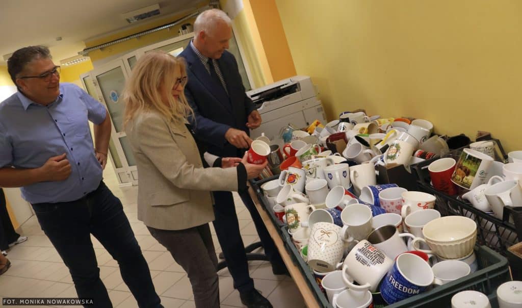 Nietypowa akcja w starostwie. - Urzędnicy z powiatu olsztyńskiego opróżnili szafki. Efekt? Dzieciaki nie kryły radości