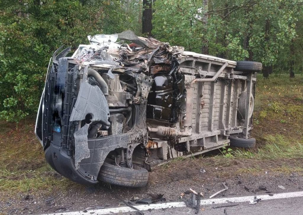 Wstrząsające zdjęcia z wypadku. Z osobówki wyrwało silnik i chłodnicę. - Karambol na krajówce, droga zablokowana. Jedna osoba trafiła do szpitala