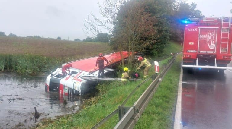 ciężarówka runęła do stawu