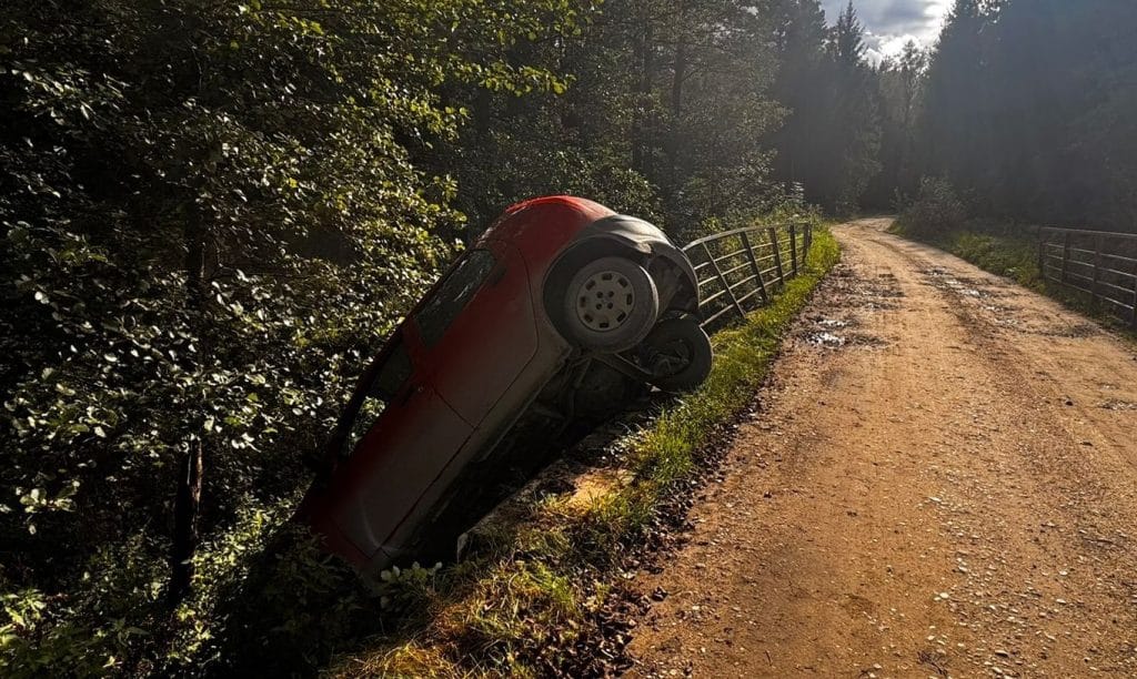 Straż graniczna natknęła się na nietypowy widok. - Samochód prowadzony przez 25-latkę zawisł na skarpie. Zwiódł ją GPS?