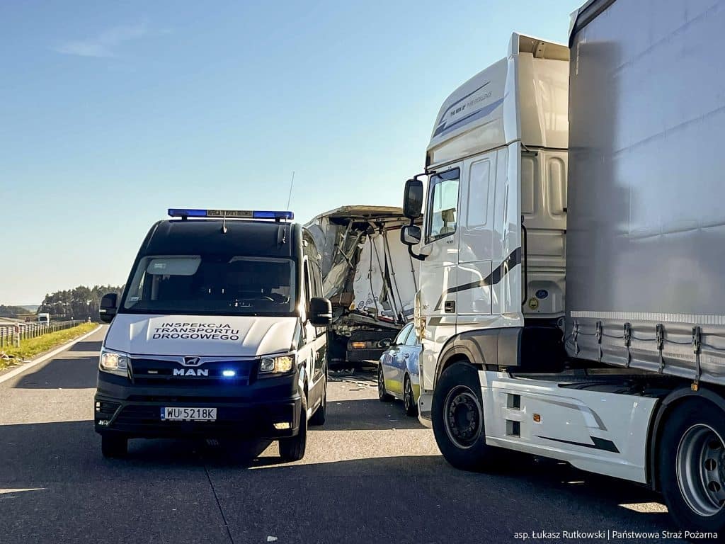 Doszło do tragicznego w skutkach wypadku drogowego. - Śmiertelny wypadek na drodze ekspresowej. Dwie osoby nie żyją