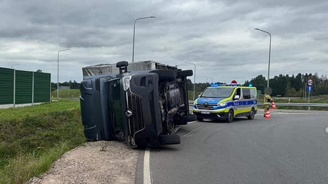 wywrócony pojazd na rondzie