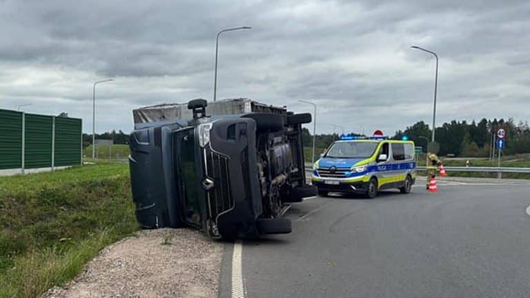 wywrócony pojazd na rondzie