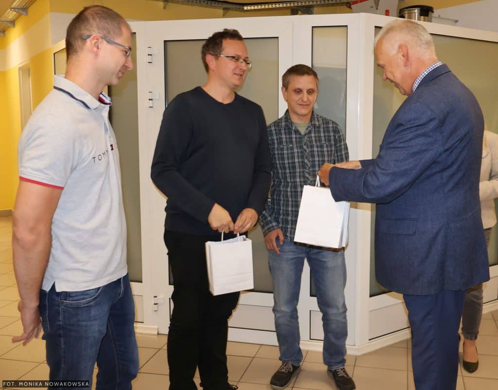 Nietypowa akcja w starostwie. - Urzędnicy z powiatu olsztyńskiego opróżnili szafki. Efekt? Dzieciaki nie kryły radości