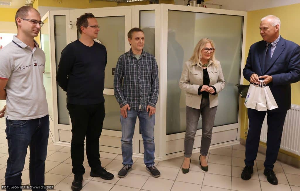 Nietypowa akcja w starostwie. - Urzędnicy z powiatu olsztyńskiego opróżnili szafki. Efekt? Dzieciaki nie kryły radości