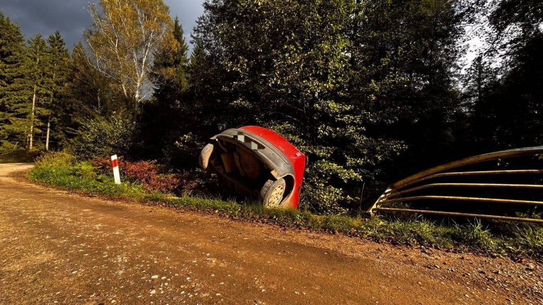 samochód zawisł na skarpie