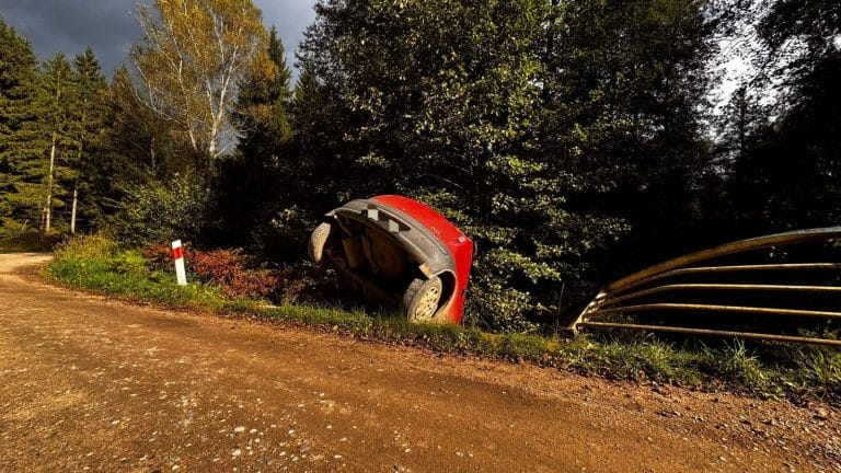 samochód zawisł na skarpie