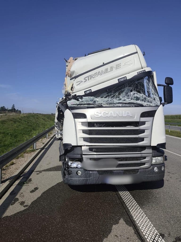 Doszło do tragicznego w skutkach wypadku drogowego. - Śmiertelny wypadek na drodze ekspresowej. Dwie osoby nie żyją