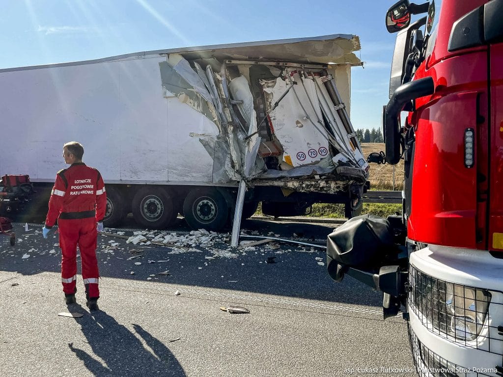 Doszło do tragicznego w skutkach wypadku drogowego. - Śmiertelny wypadek na drodze ekspresowej. Dwie osoby nie żyją