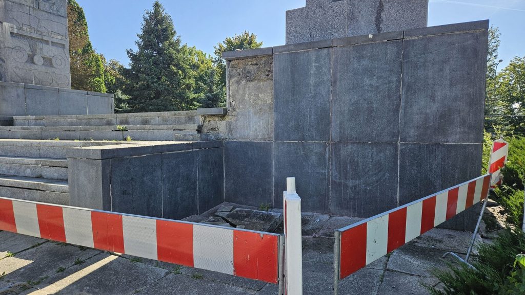 W tle czyszczenia pomnika rocznica agresji ZSRR na Polskę. - Olsztyn nie usuwa, a pielęgnuje komunistyczny pomnik? Ile kosztowało czyszczenie szubienic?