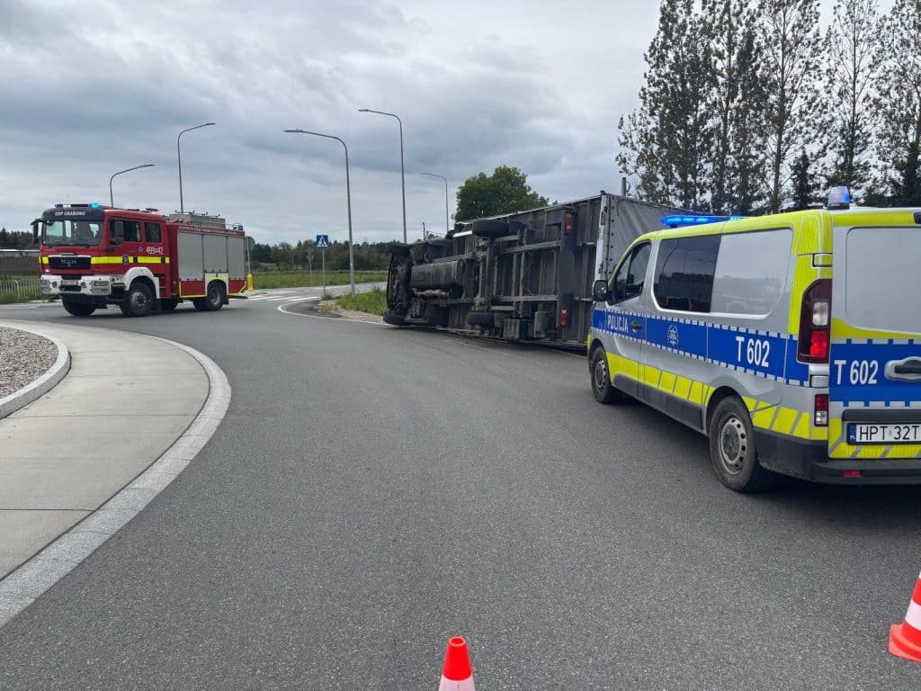 Kiedy przyjechała policja, kierowca siedział przy pojeździe. - Pojazd wywrócił się na rondzie. Przyczyna jest zaskakująca
