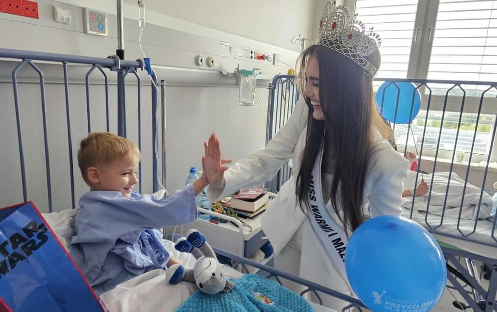 Mali pacjenci choć na chwilę zapomnieli o trudach leczenia. - Niezwykli goście odwiedzili dziś Szpital Dziecięcy w Olsztynie