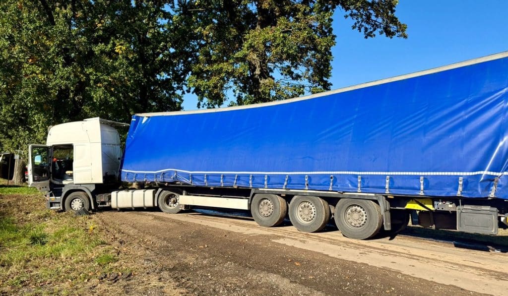 TIR uderzył w drzewo, za kółkiem 20-letni kierowca. - Internauci nie mają litości dla 20-latka, który rozbił TIR-a na Mazurach