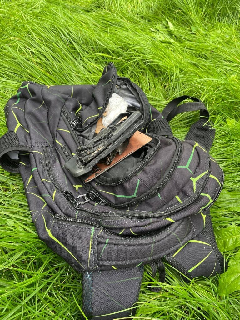 Natychmiast wyprowadzono uczniów. - Smartfon eksplodował w plecaku ucznia podstawówki. Wezwano służby