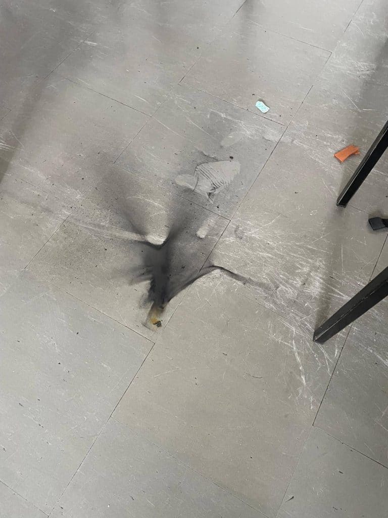 Natychmiast wyprowadzono uczniów. - Smartfon eksplodował w plecaku ucznia podstawówki. Wezwano służby