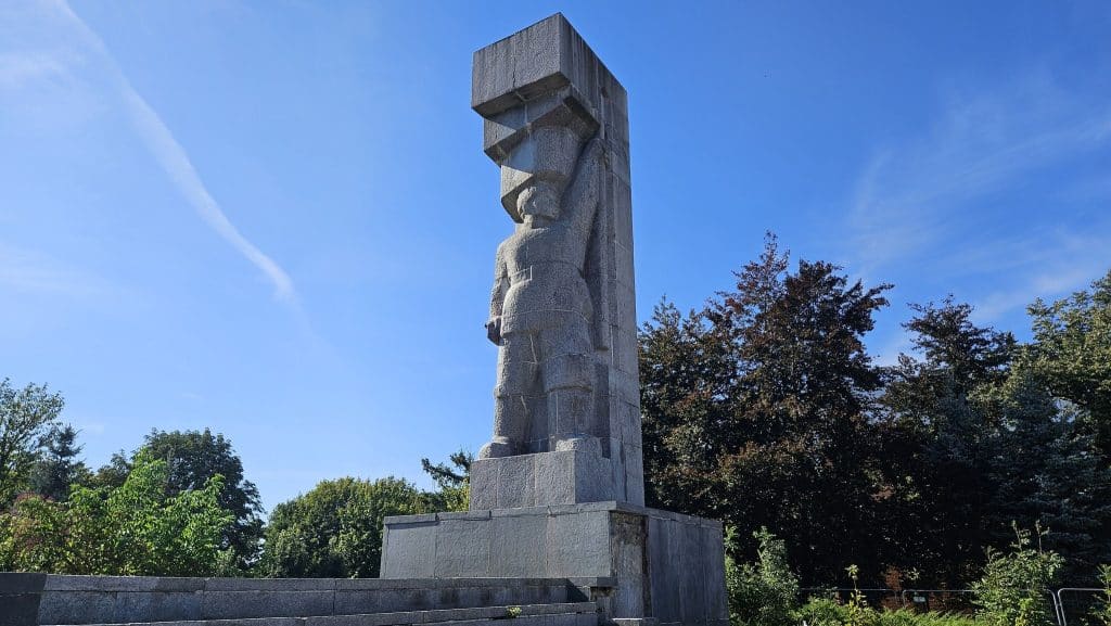 W tle czyszczenia pomnika rocznica agresji ZSRR na Polskę. - Olsztyn nie usuwa, a pielęgnuje komunistyczny pomnik? Ile kosztowało czyszczenie szubienic?