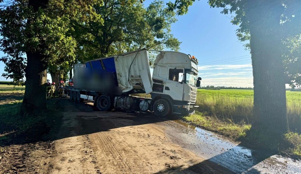 TIR uderzył w drzewo, za kółkiem 20-letni kierowca. - Internauci nie mają litości dla 20-latka, który rozbił TIR-a na Mazurach