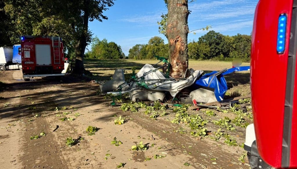 TIR uderzył w drzewo, za kółkiem 20-letni kierowca. - Internauci nie mają litości dla 20-latka, który rozbił TIR-a na Mazurach