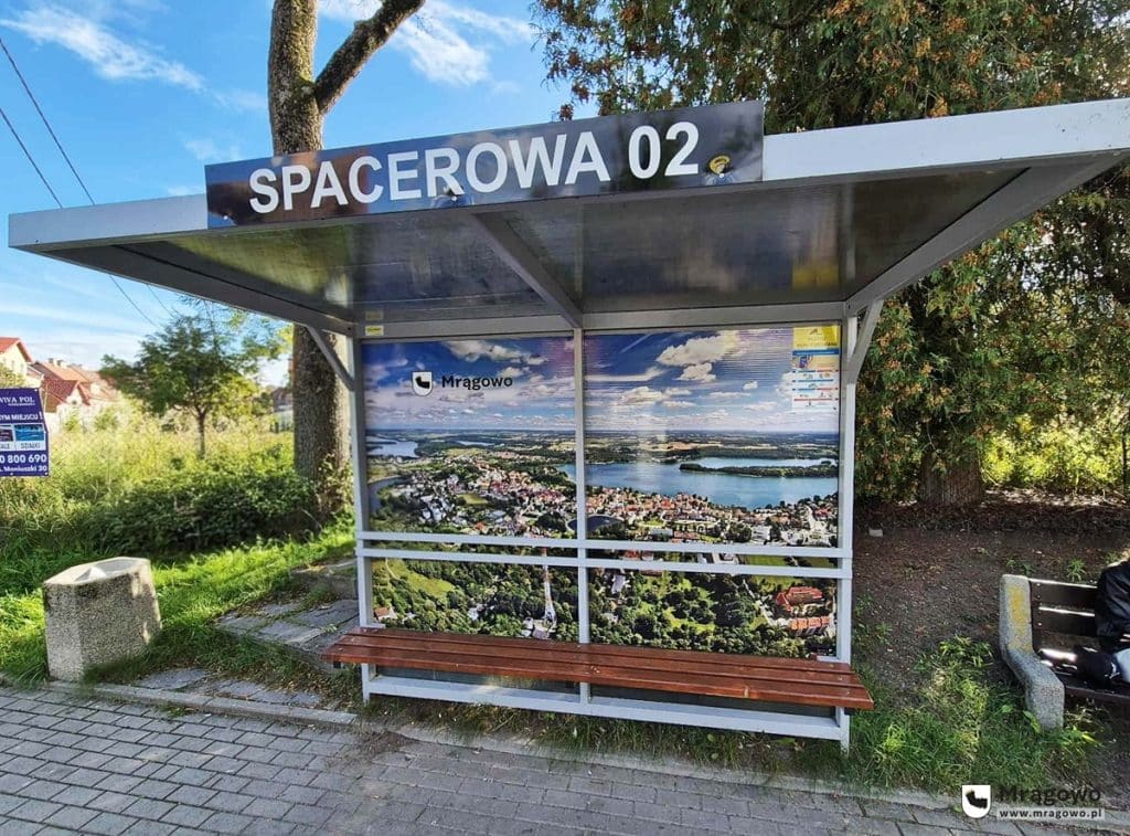 Wyjątkowe przystanki zaskakują dziełami lokalnych artystów. - Miasto na Mazurach zamieniło przystanki w galerie sztuki