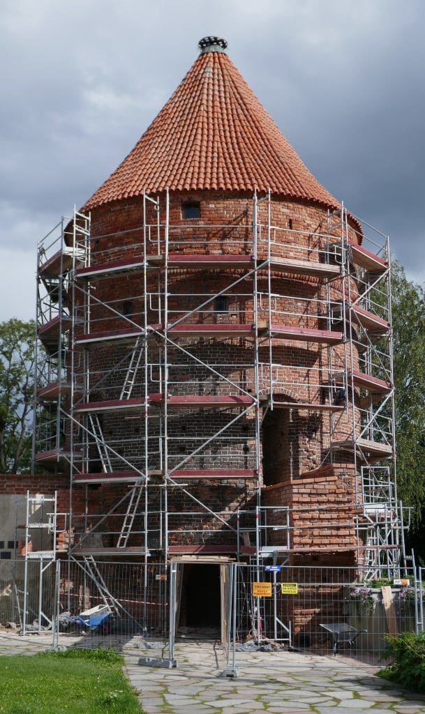 To jeden z najważniejszych zabytków architektury obronnej w regionie. - Historyczna baszta miejska spod Olsztyna zyska unikatową dekorację