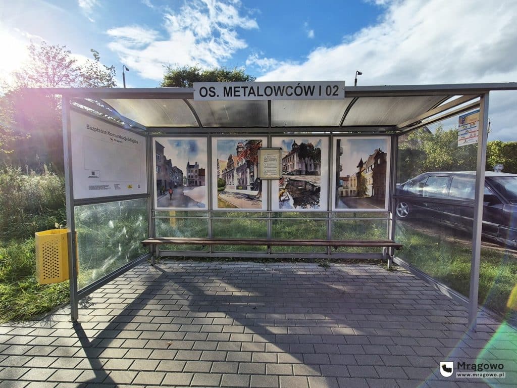 Wyjątkowe przystanki zaskakują dziełami lokalnych artystów. - Miasto na Mazurach zamieniło przystanki w galerie sztuki