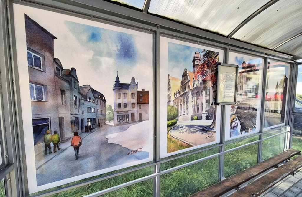 Wyjątkowe przystanki zaskakują dziełami lokalnych artystów. - Miasto na Mazurach zamieniło przystanki w galerie sztuki