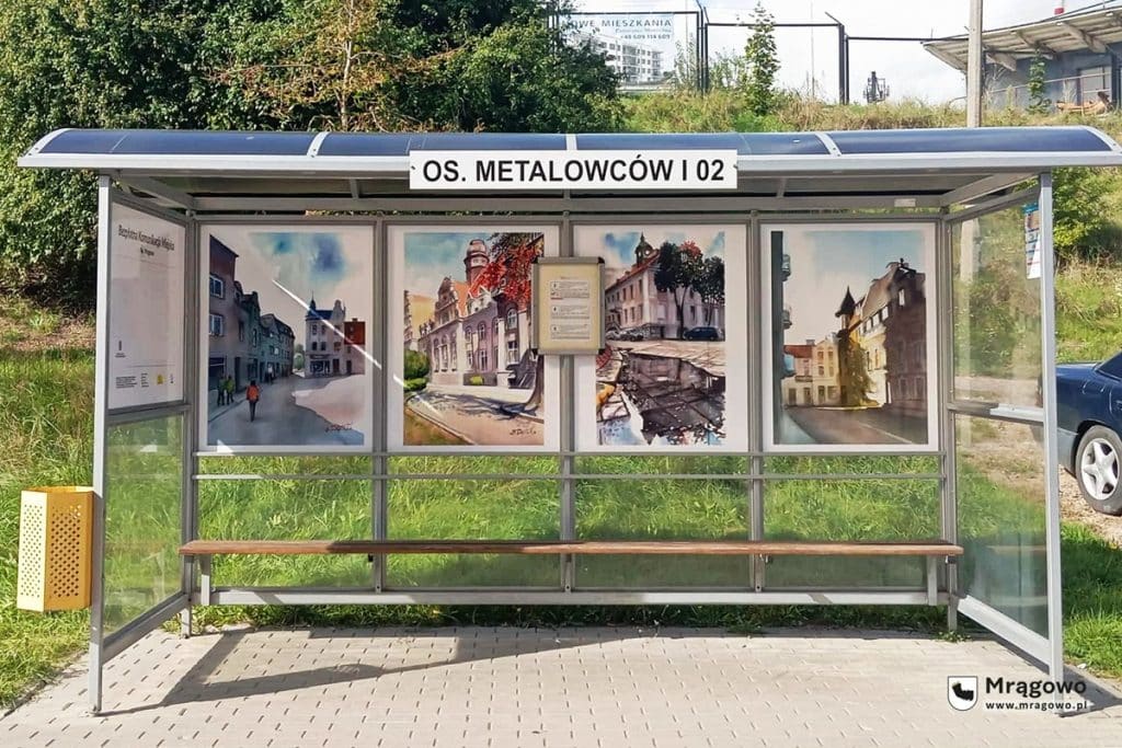 Wyjątkowe przystanki zaskakują dziełami lokalnych artystów. - Miasto na Mazurach zamieniło przystanki w galerie sztuki