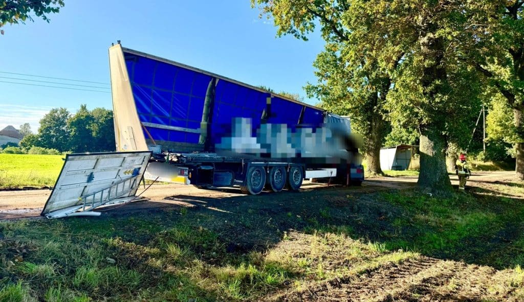 TIR uderzył w drzewo, za kółkiem 20-letni kierowca. - Internauci nie mają litości dla 20-latka, który rozbił TIR-a na Mazurach