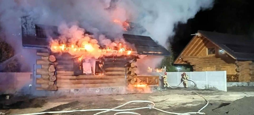 pożar domu z drewna