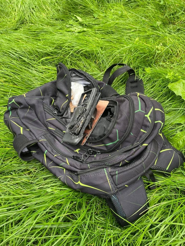 Natychmiast wyprowadzono uczniów. - Smartfon eksplodował w plecaku ucznia podstawówki. Wezwano służby