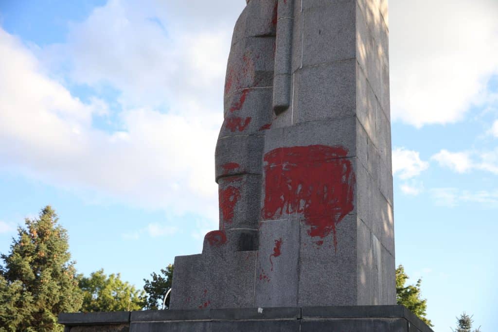 W tle czyszczenia pomnika rocznica agresji ZSRR na Polskę. - Olsztyn nie usuwa, a pielęgnuje komunistyczny pomnik? Ile kosztowało czyszczenie szubienic?