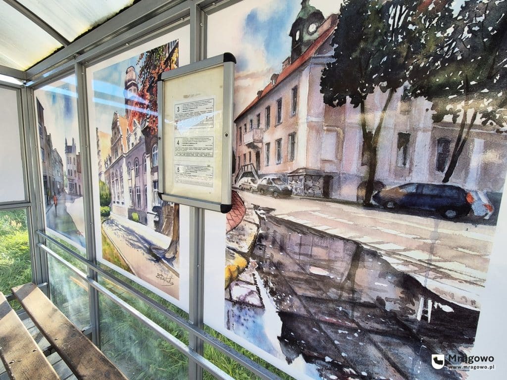 Wyjątkowe przystanki zaskakują dziełami lokalnych artystów. - Miasto na Mazurach zamieniło przystanki w galerie sztuki