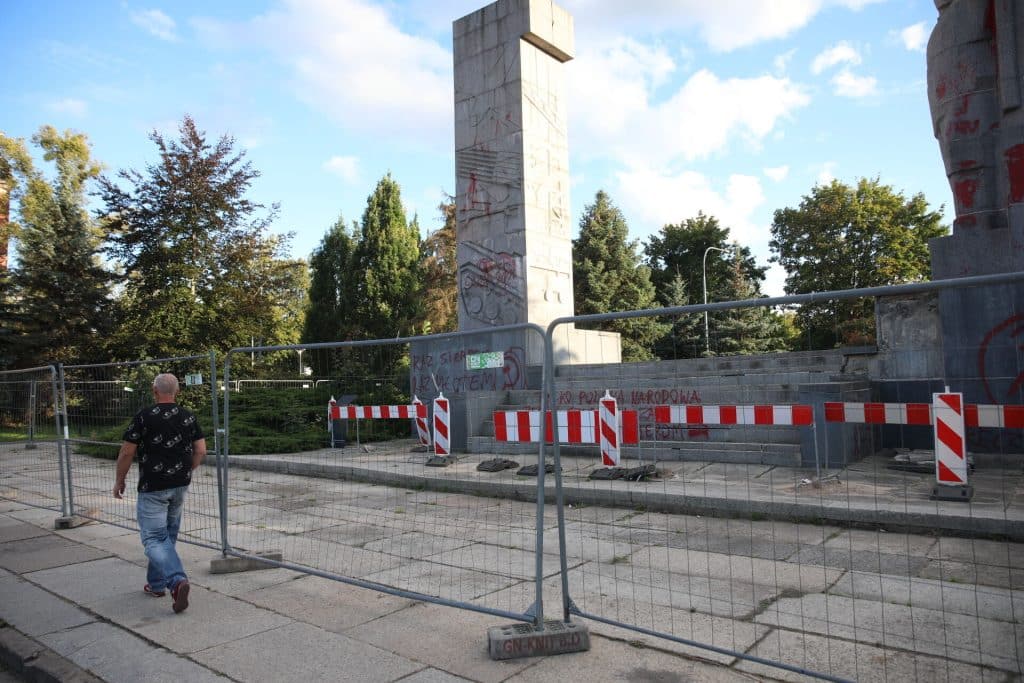 W tle czyszczenia pomnika rocznica agresji ZSRR na Polskę. - Olsztyn nie usuwa, a pielęgnuje komunistyczny pomnik? Ile kosztowało czyszczenie szubienic?