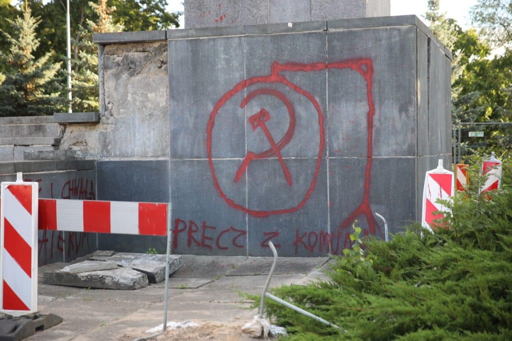 W tle czyszczenia pomnika rocznica agresji ZSRR na Polskę. - Olsztyn nie usuwa, a pielęgnuje komunistyczny pomnik? Ile kosztowało czyszczenie szubienic?