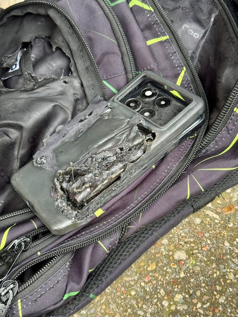 Natychmiast wyprowadzono uczniów. - Smartfon eksplodował w plecaku ucznia podstawówki. Wezwano służby