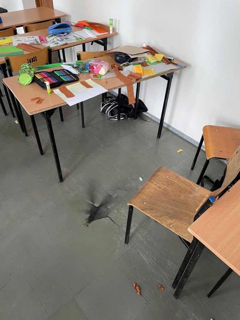 Natychmiast wyprowadzono uczniów. - Smartfon eksplodował w plecaku ucznia podstawówki. Wezwano służby