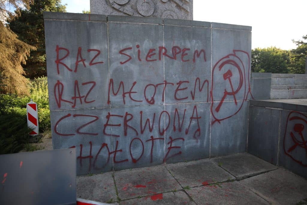 W tle czyszczenia pomnika rocznica agresji ZSRR na Polskę. - Olsztyn nie usuwa, a pielęgnuje komunistyczny pomnik? Ile kosztowało czyszczenie szubienic?