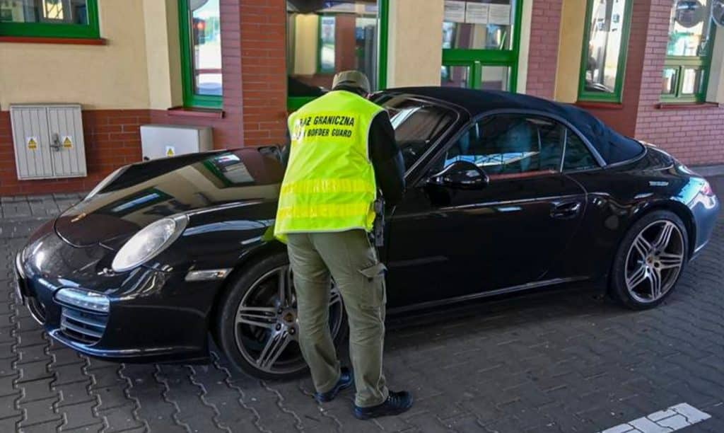 Obywatel Niemiec chciał jechać na Litwę, skończył w Grzechotkach. - 29-letni Niemiec zatrzymany na granicy. Jechał skradzionym luksusowym Porsche