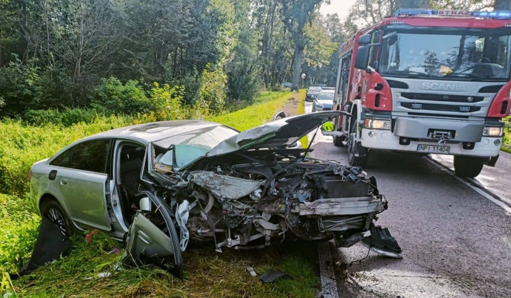 21-latek stracił panowanie na łuku drogi. - Audi roztrzaskało się na drzewie. Młoda kobieta trafiła do szpitala