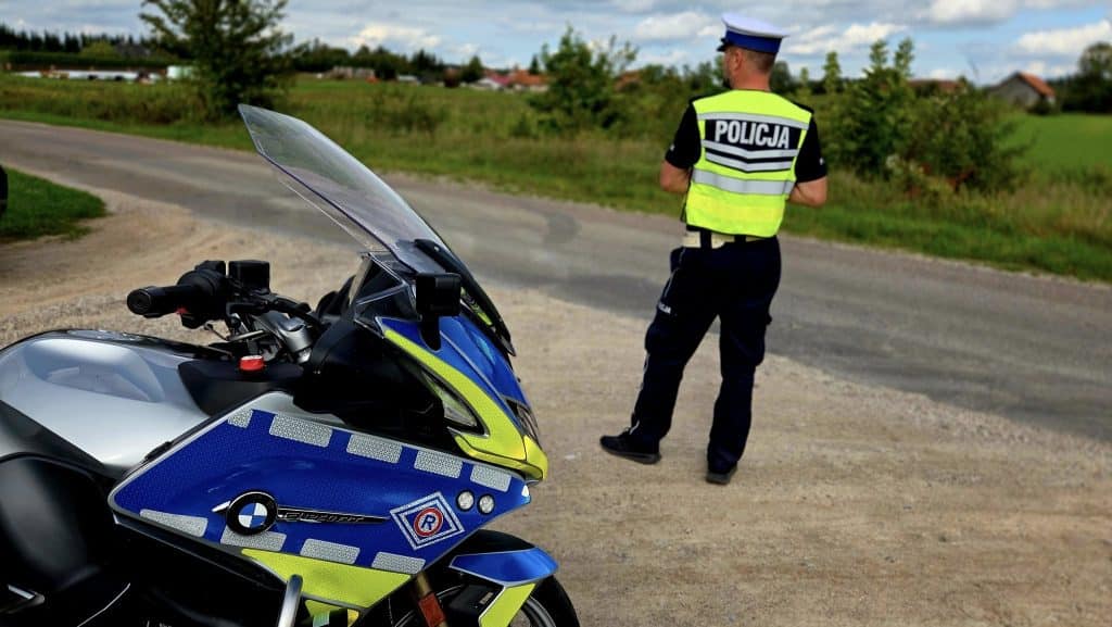 Młody kierowca myślał, że jest królem szos. - Chciał się popisać BMW, a stracił prawko. 19-latek teraz będzie chodził pieszo