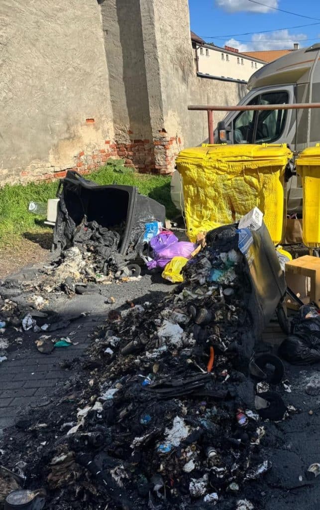 Seria podpaleń w centrum miasta. - Chuligan podpalił 23 kontenery na śmieci. Straty sięgają 57 tys. zł