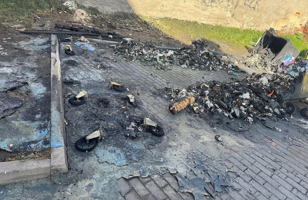 Seria podpaleń w centrum miasta. - Chuligan podpalił 23 kontenery na śmieci. Straty sięgają 57 tys. zł