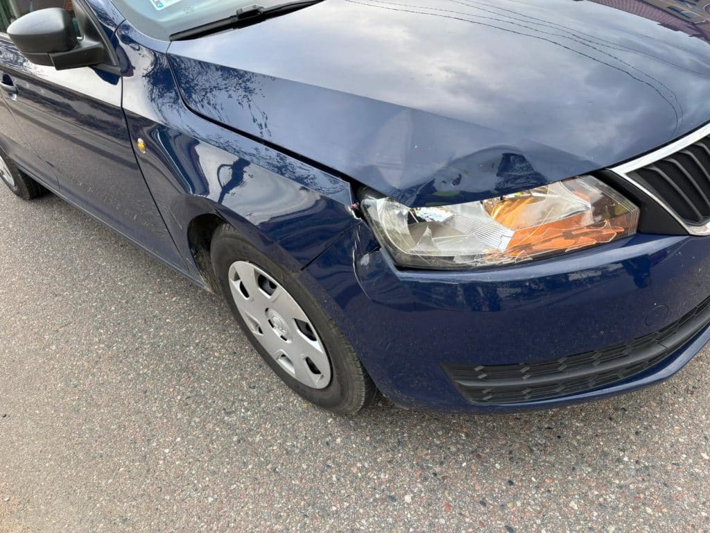 Mężczyzna nie zdążył odskoczyć. - 68-latek nie wyhamował przed pasami. Skodą wjechał w pieszego