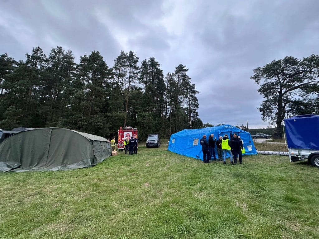 Poruszająca się o kuli staruszka utknęła w grząskim terenie. - Niesamowita akcja służb z Warmii i Mazur. Dronem odnaleźli zaginioną na bagnach kobietę